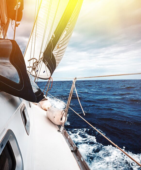 Fotobehang Zeilboot en zonnestralen