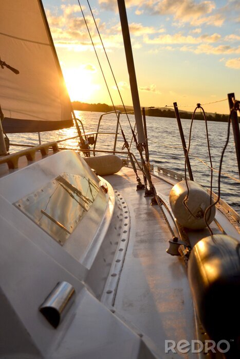 Fotobehang Zeilboot in het licht van de ondergaande zon