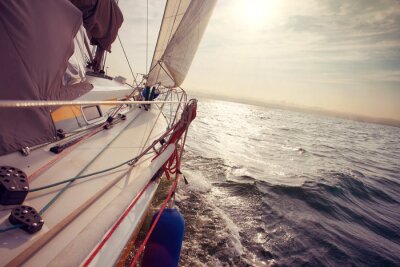 Fotobehang Zeilboot in het midden van de zee en wind