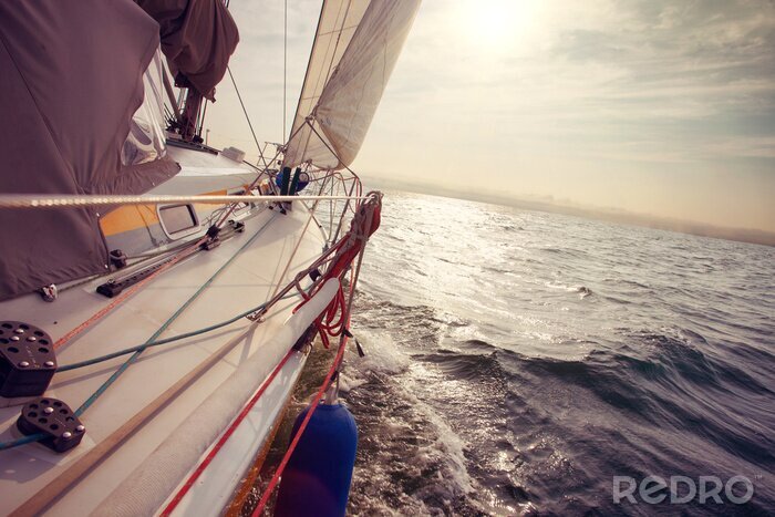 Fotobehang Zeilboot in het midden van de zee en wind