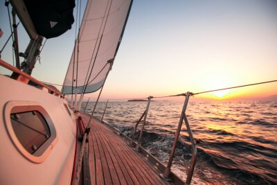 Fotobehang Zeilboot in kleuren van zonsondergang