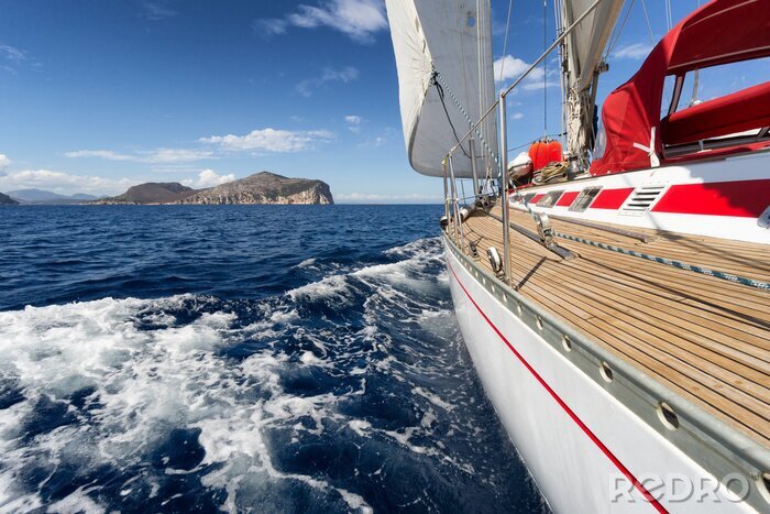 Fotobehang Zeilboot in Sardinië kust, Italië