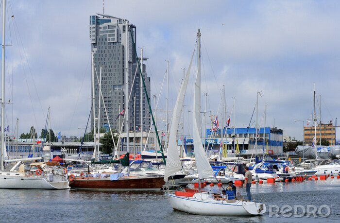 Fotobehang Zeilboot invoeren van de jachthaven in Gdynia, Polen