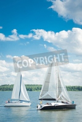 Fotobehang Zeilboot met bosachtergrond
