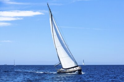 Fotobehang Zeilboot met een hoog wit zeil