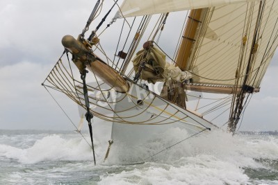 Fotobehang Zeilboot met houten elementen