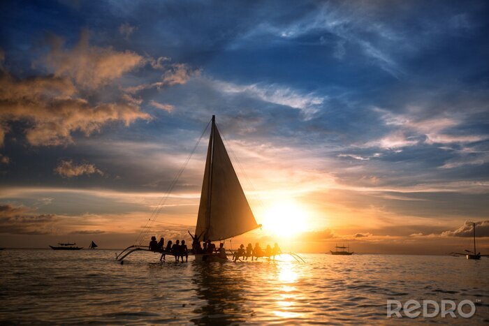 Fotobehang Zeilboot met toeristen bij zonsondergang