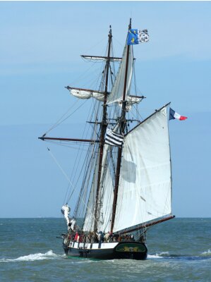 Fotobehang Zeilboot met vlaggen op de masten