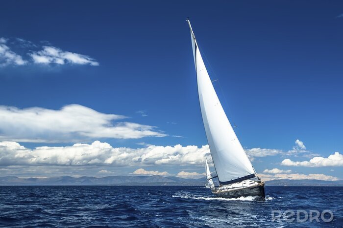 Fotobehang Zeilboot met wolken op de achtergrond