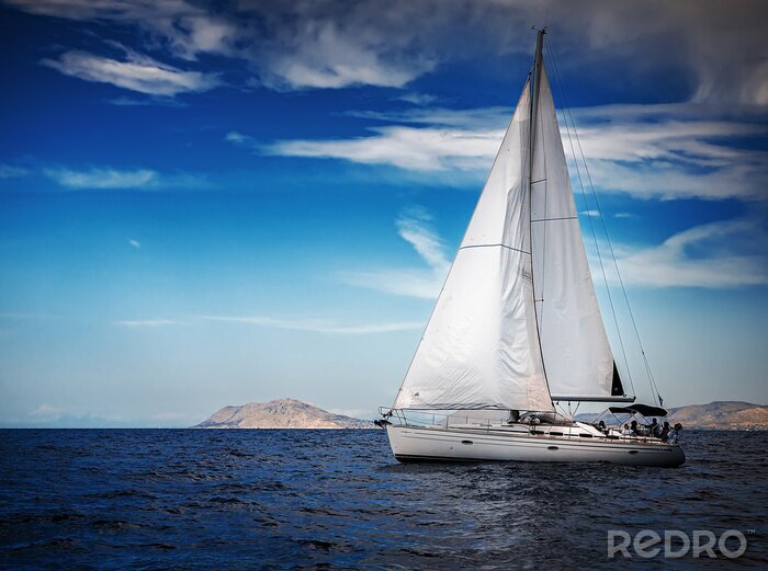 Fotobehang Zeilboot op blauwe achtergrond