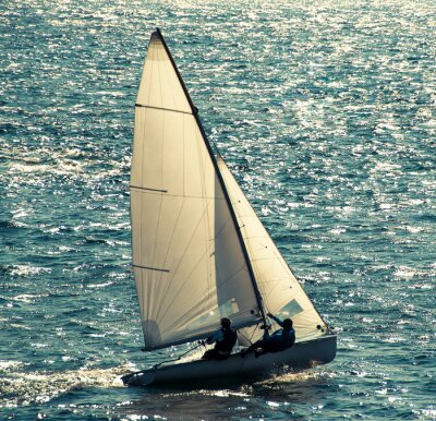 Fotobehang Zeilboot op de bruisende zee