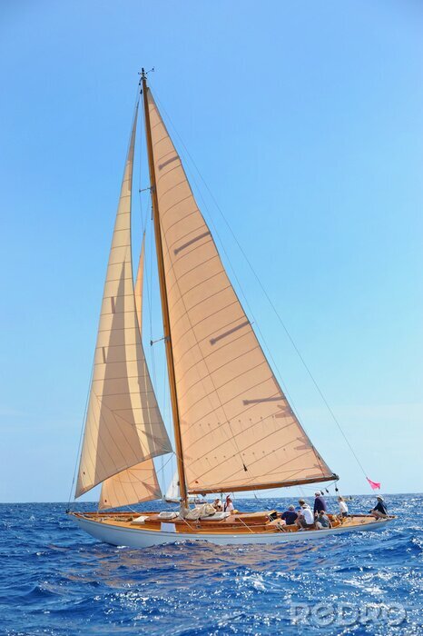 Fotobehang Zeilboot op een hemelsblauwe oceaan