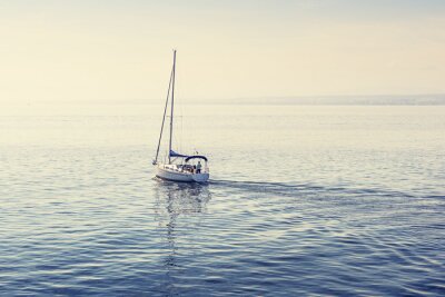 Fotobehang Zeilboot op een kalme zee