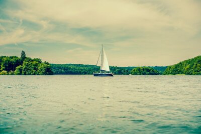 Fotobehang Zeilboot op een natuurlijke achtergrond