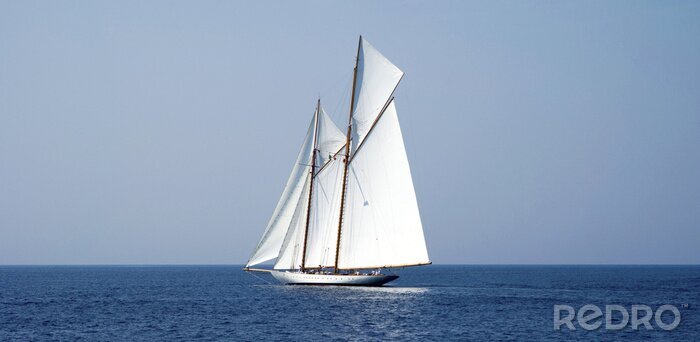 Fotobehang Zeilboot op een rustige zee
