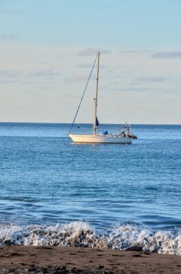 Fotobehang Zeilboot op een strand