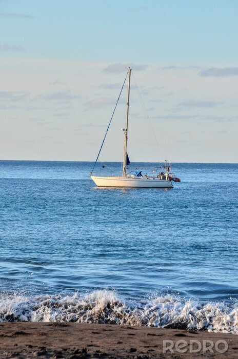 Fotobehang Zeilboot op een strand