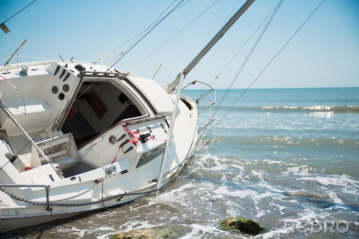 Fotobehang Zeilboot op een zonnig strand