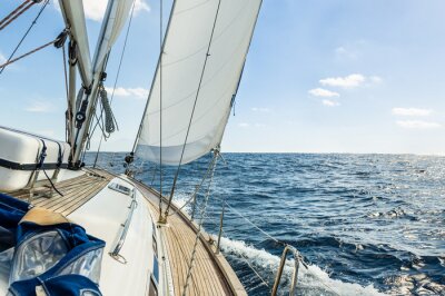 Fotobehang Zeilboot op een zonnige Atlantische Oceaan