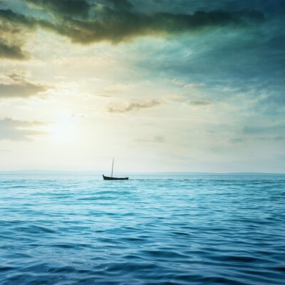 Fotobehang Zeilboot op hemelsblauw water