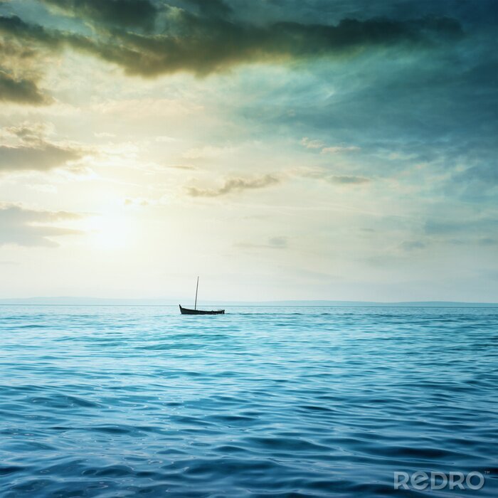 Fotobehang Zeilboot op hemelsblauw water