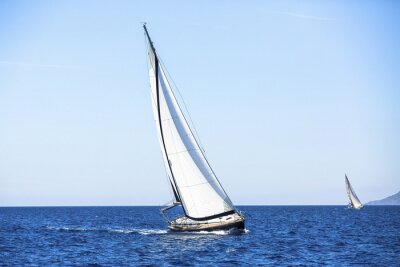 Zeilboot op hemelsblauwe golven
