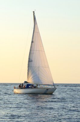 Fotobehang Zeilboot op het water in de avond
