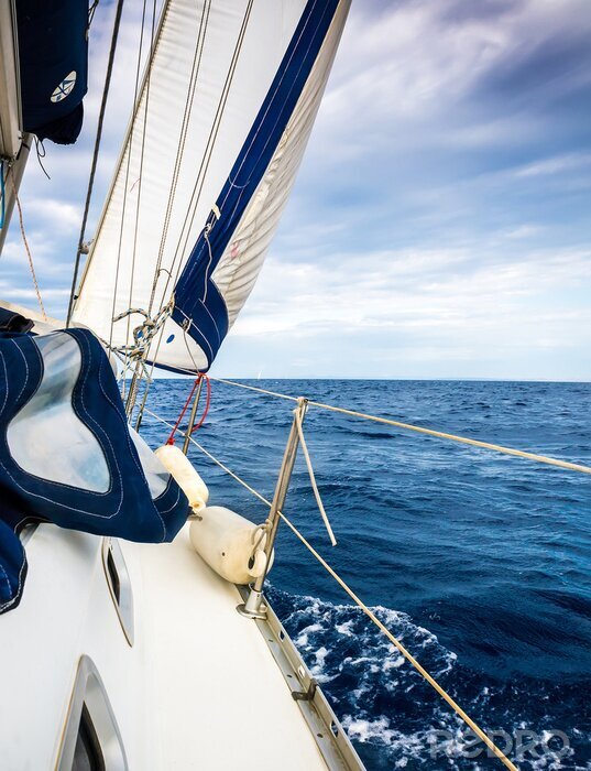Fotobehang Zeilboot op volle zee