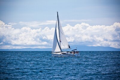 Fotobehang Zeilboot op volle zee in de zon