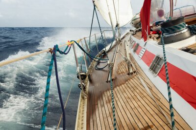 Fotobehang Zeilboot op woelig water