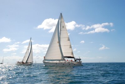 Fotobehang Zeilboot op zee op een zonnige dag