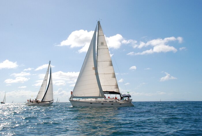 Fotobehang Zeilboot op zee op een zonnige dag