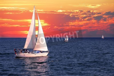 Fotobehang Zeilboot 's avonds kleurrijke hemel