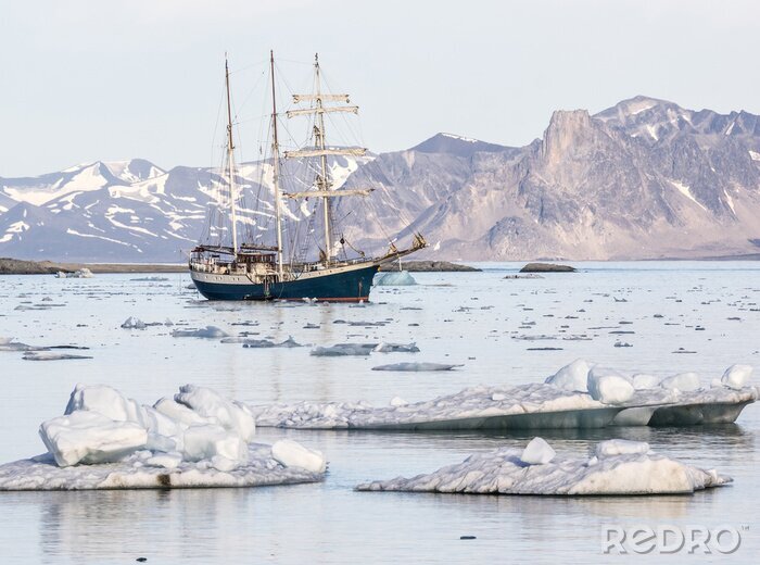 Fotobehang Zeilboot tussen ijsbrokken