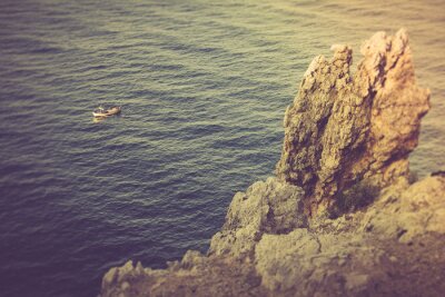 Fotobehang Zeilboot uitzicht vanop de rotsen