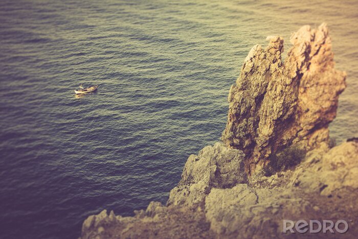 Fotobehang Zeilboot uitzicht vanop de rotsen
