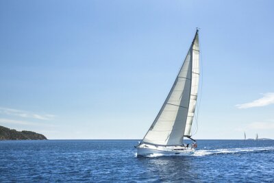 Fotobehang Zeilboot zeilend op de oceaan