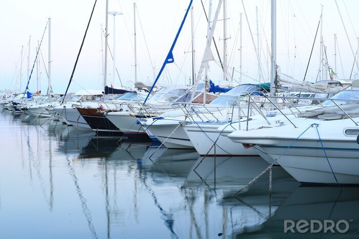 Fotobehang Zeilboten in een haven aan een meer