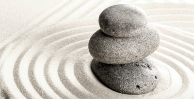 Zen stenen op het zand