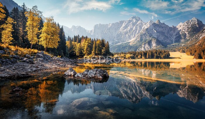 Fotobehang Zonnig herfstboslandschap aan het meer