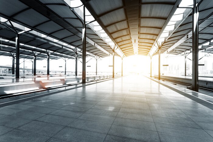 Fotobehang Zonnig perron zonder treinen