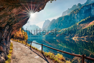 Fotobehang Zonnige de herfstscène van meer Vorderer (Gosausee). Kleurrijke ochtendmening van Oostenrijkse Alpen, Boven-Oostenrijk, Europa. Schoonheid van de natuur concept achtergrond.