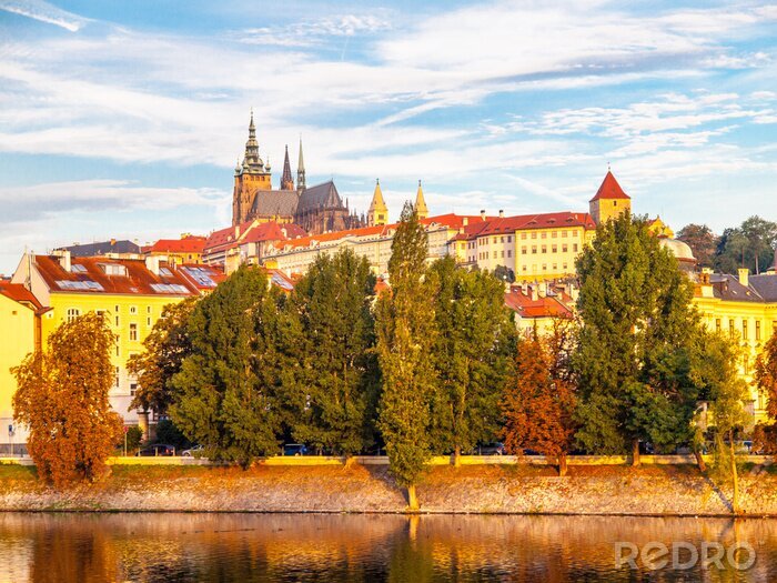 Fotobehang Zonnige kleurrijke ochtend in Praag. Uitzicht op Praagse Kasteel van de rivier de Vltava, Tsjechië.