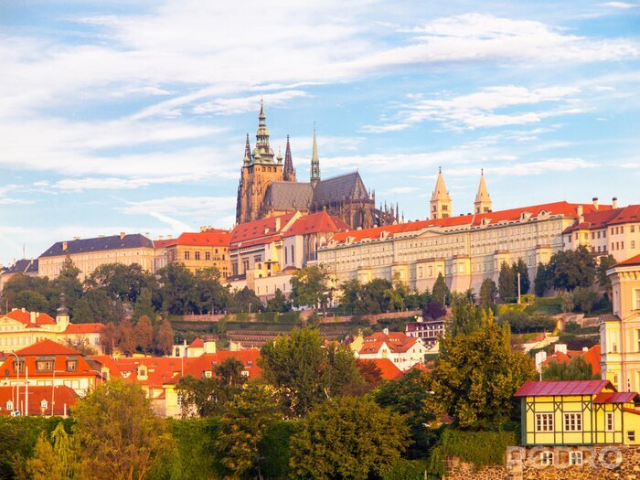 Fotobehang Zonnige kleurrijke ochtend in Praag. Uitzicht op Praagse Kasteel van de rivier de Vltava, Tsjechië.