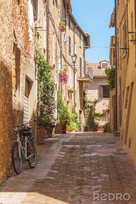 Fotobehang Zonnige straten van de Italiaanse stad Pienza in Toscane