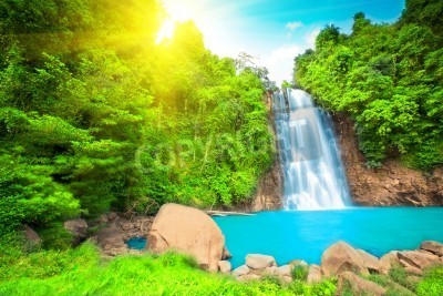 Fotobehang Zonnige waterval in de jungle
