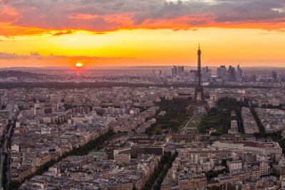 Fotobehang Zonsondergang achter de stad Parijs
