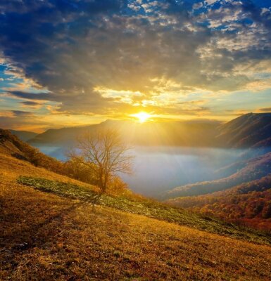 Fotobehang Zonsondergang in een bergvallei