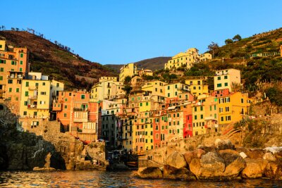 Fotobehang Zonsondergang in het Dorp van Riomaggiore in Cinque Terre, Italië