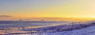 Fotobehang Zonsondergang op een bevroren veld
